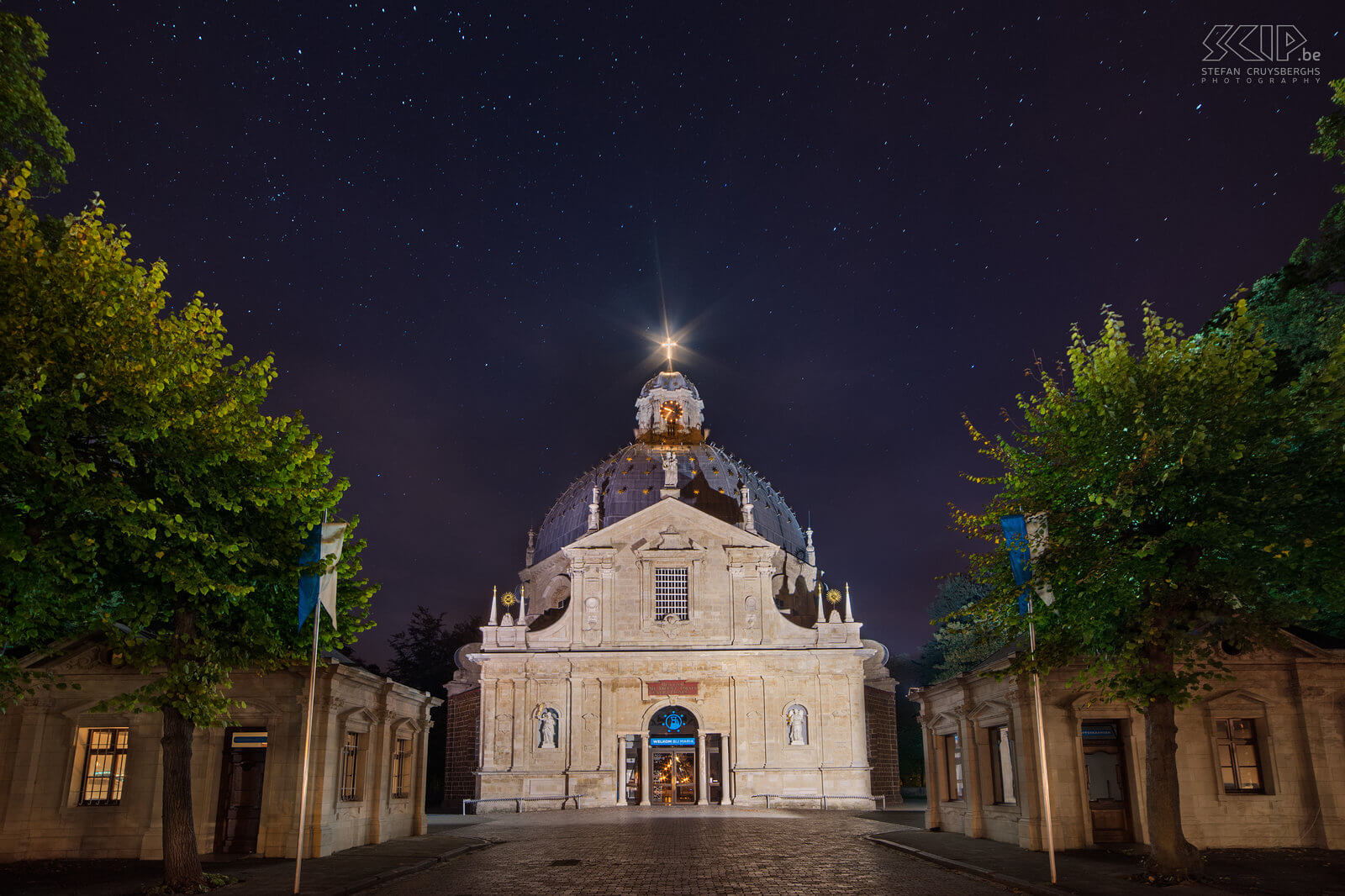 Hageland by night - Basiliek van Scherpenheuvel De barokke Basiliek van Onze-Lieve-Vrouw van Scherpenheuvel is een van de belangrijkste bedevaartsoorden in België. De kerk werd ingewijd in 1627 en de kerk werd tot basiliek verheven in 1922. Stefan Cruysberghs
